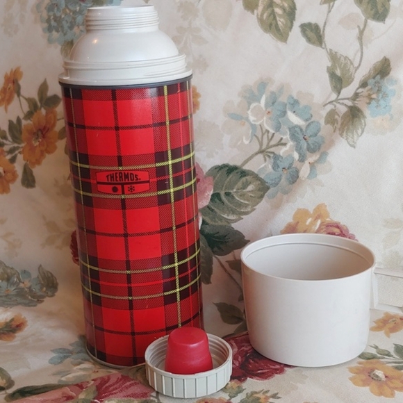 Vintage 1973 Thermos in Classic Red Tartan Plaid Coffe Container 1.5 pint - Picture 4 of 15
